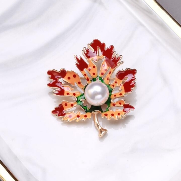 Gold plated multicolor pearl maple leaf necklace/brooch - Picture 6 of 14